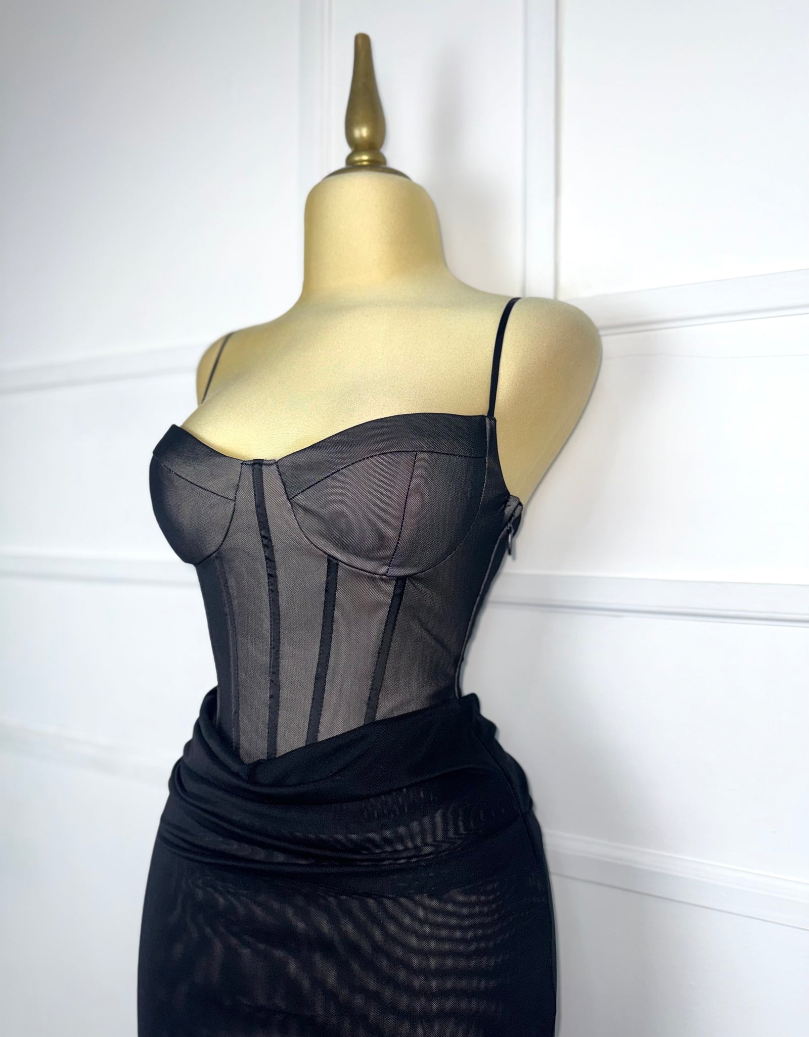 Vestido negro corset con drapeado