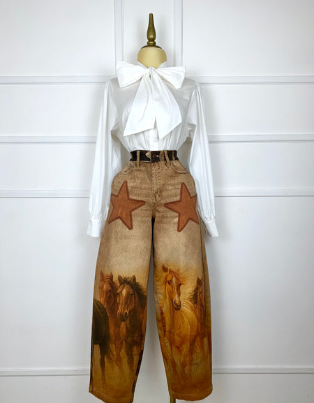 Pantalón café con estampado de caballos