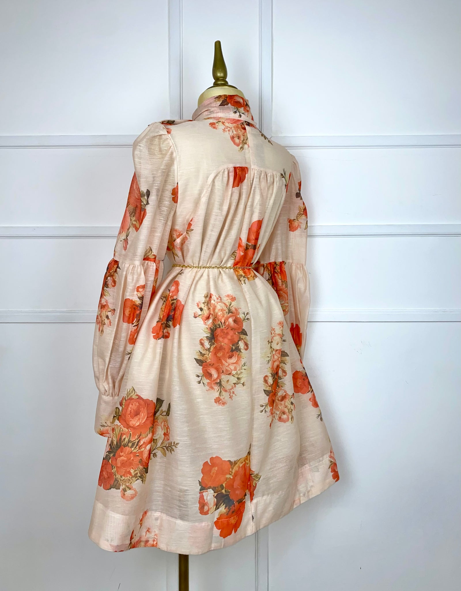 Vestido durazno flores naranjas con moño y cadena