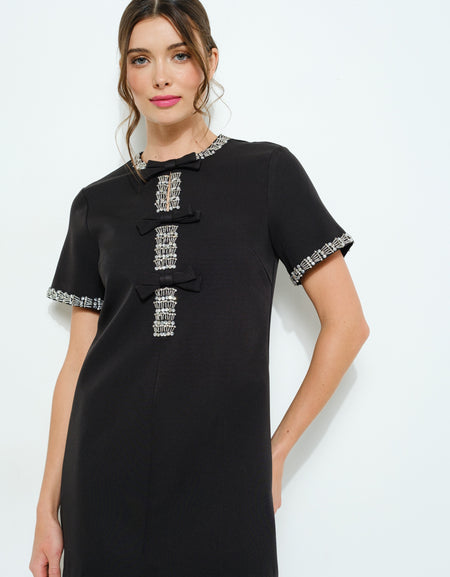 Vestido negro con pedrería y moños