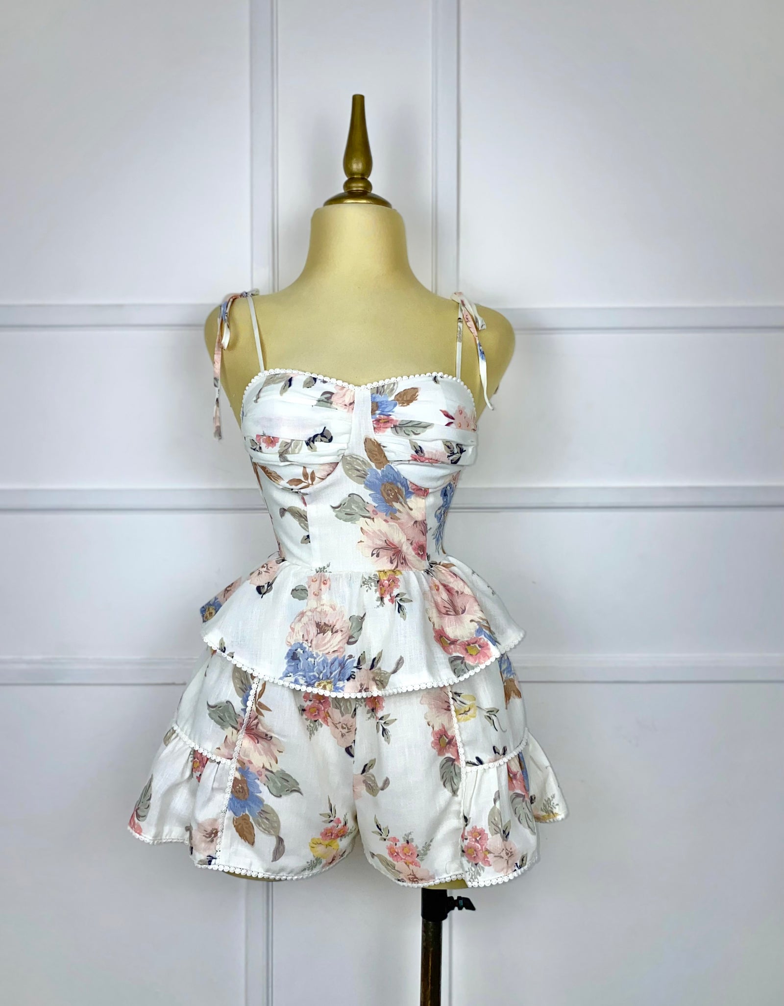 Set blanco con flores multicolor