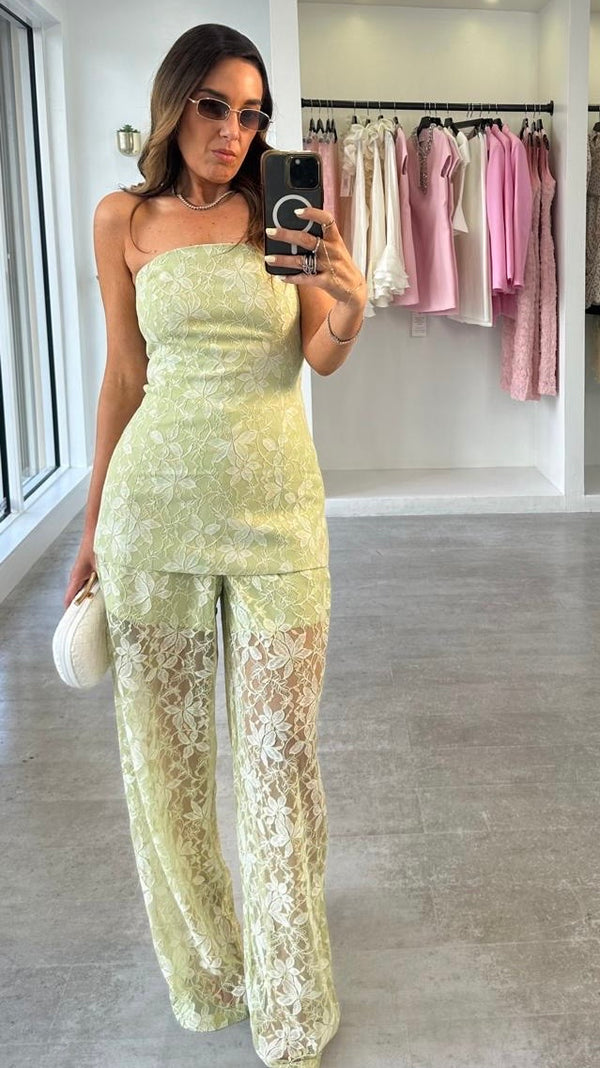 Set verde con encaje de flores