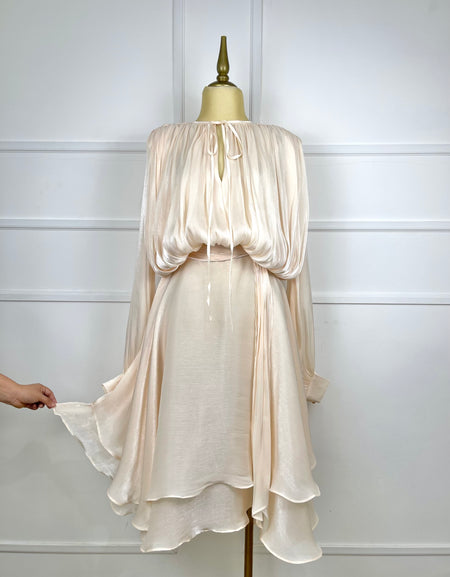 Vestido durazno brilloso asimétrico con olanes