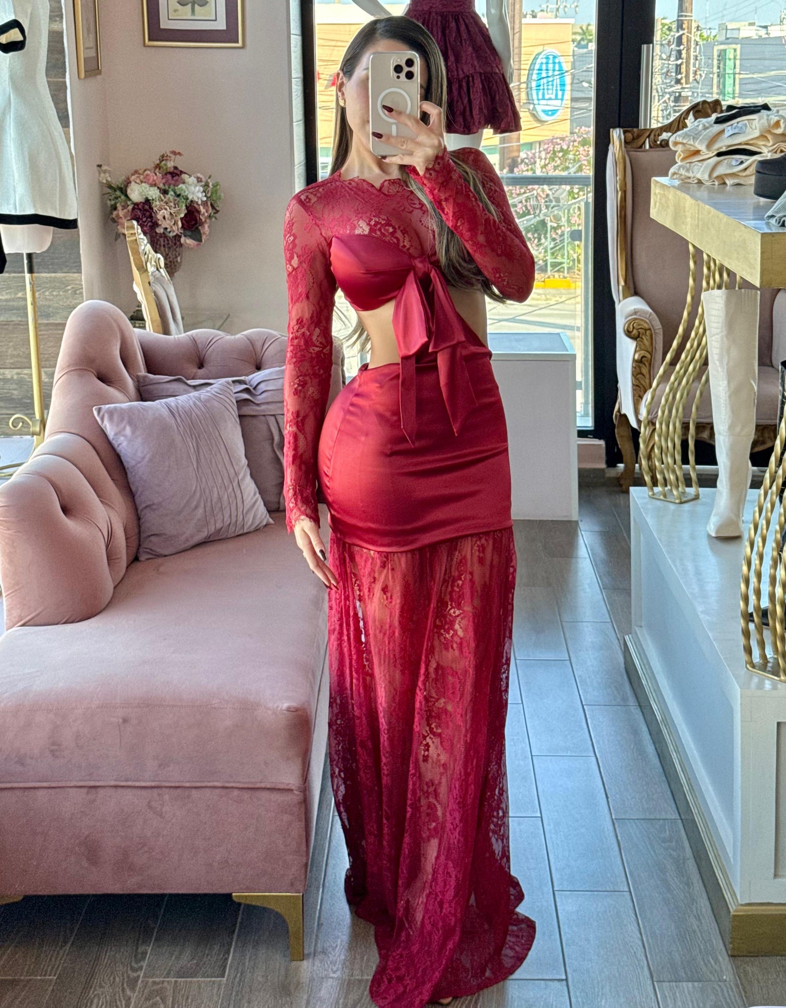 Vestido tinto satín con encaje