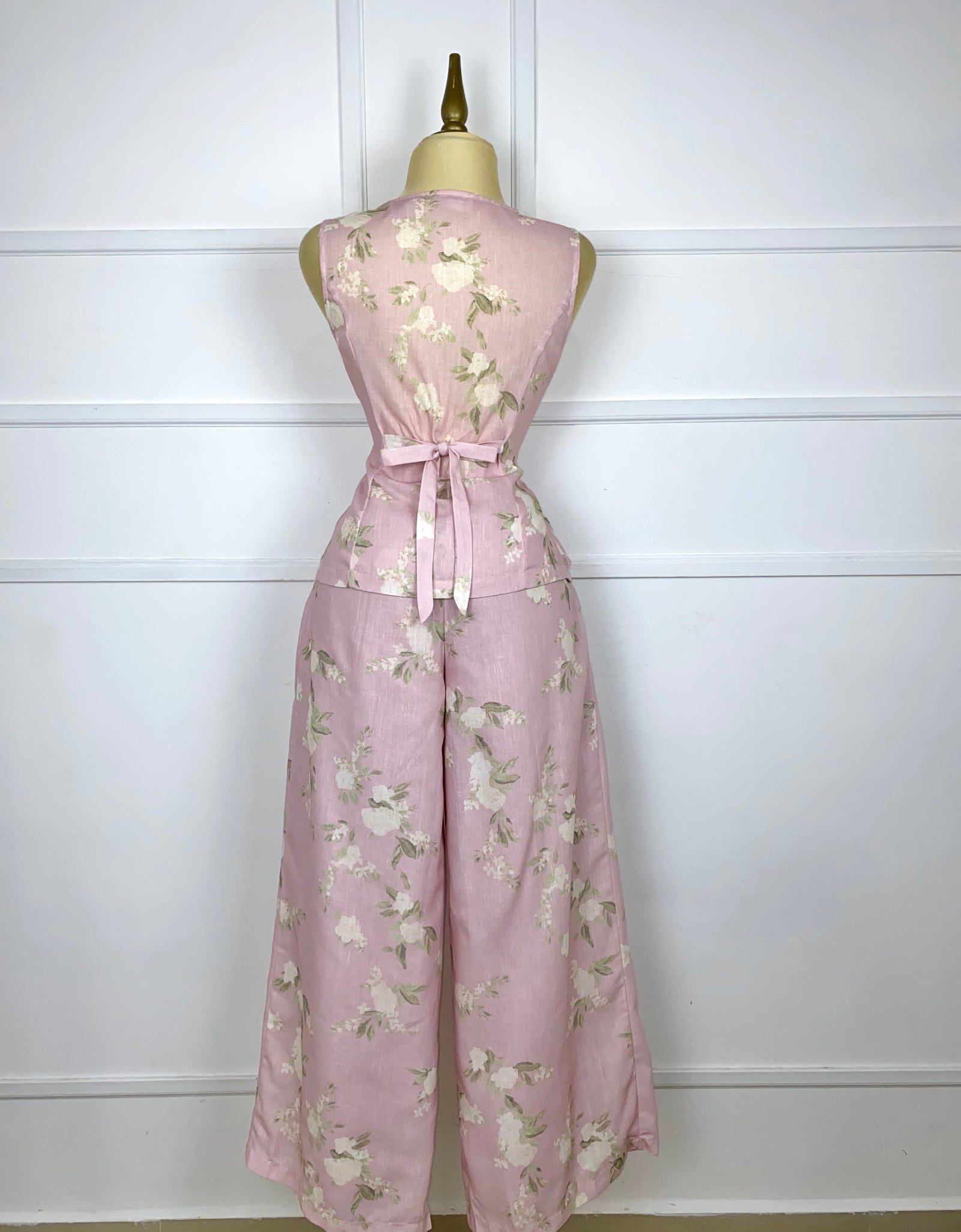 Set rosa flores blancas tipo lino
