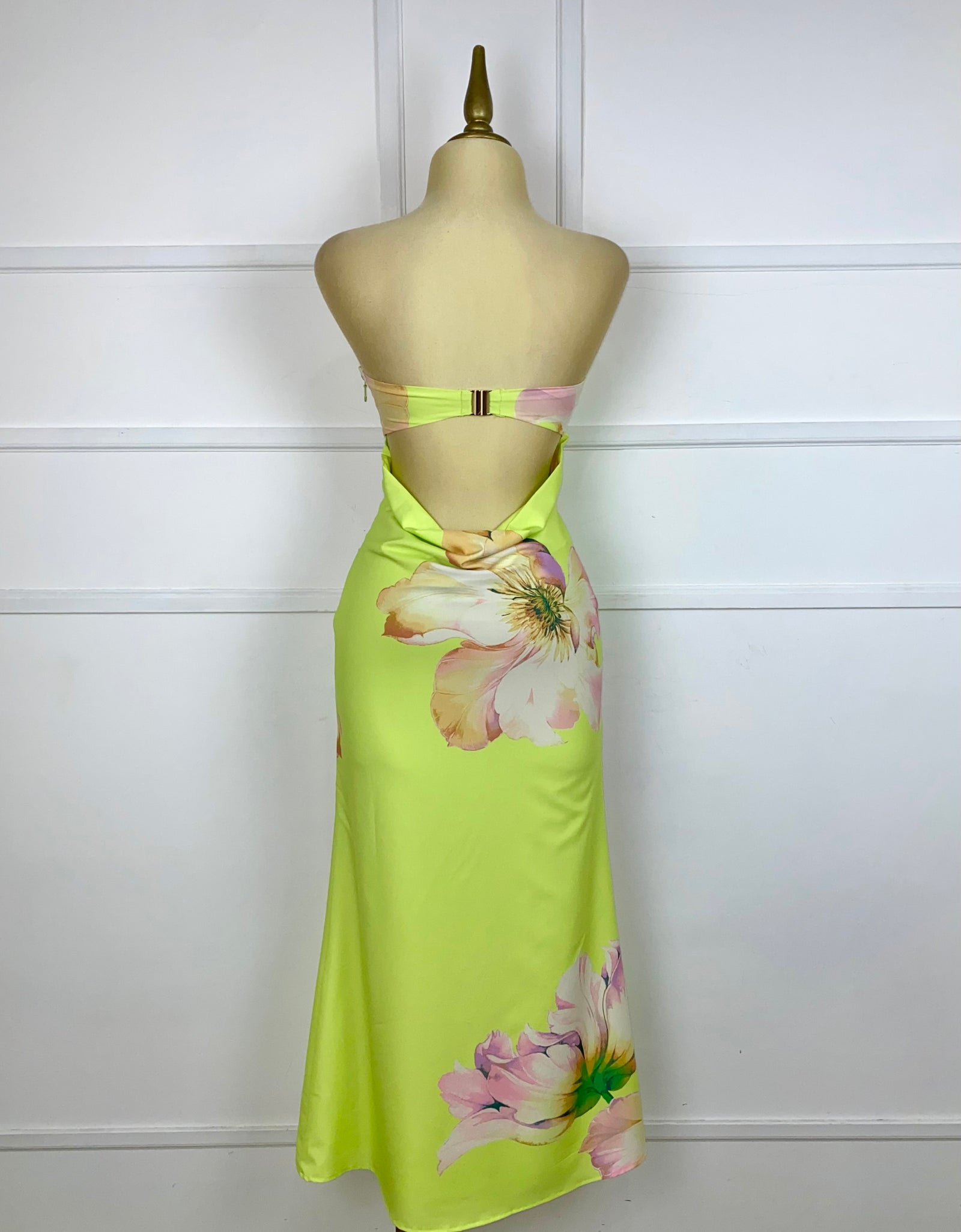 Vestido verde strapless con escote en espalda