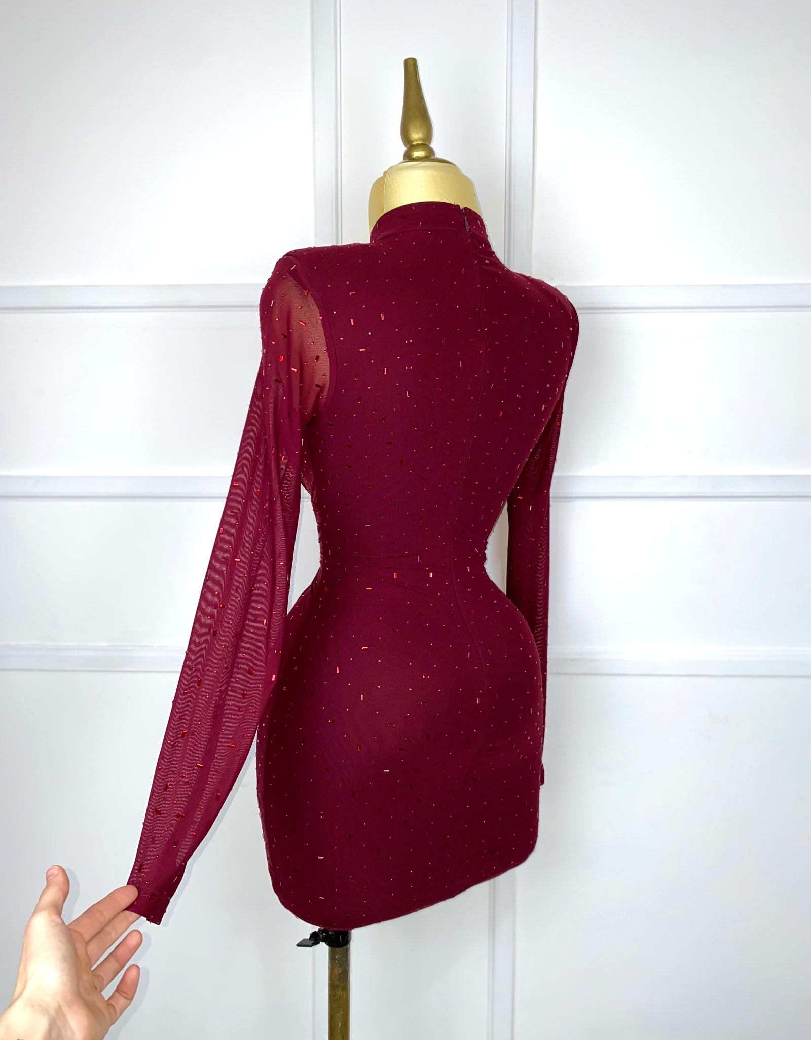 Vestido tinto con pedrería