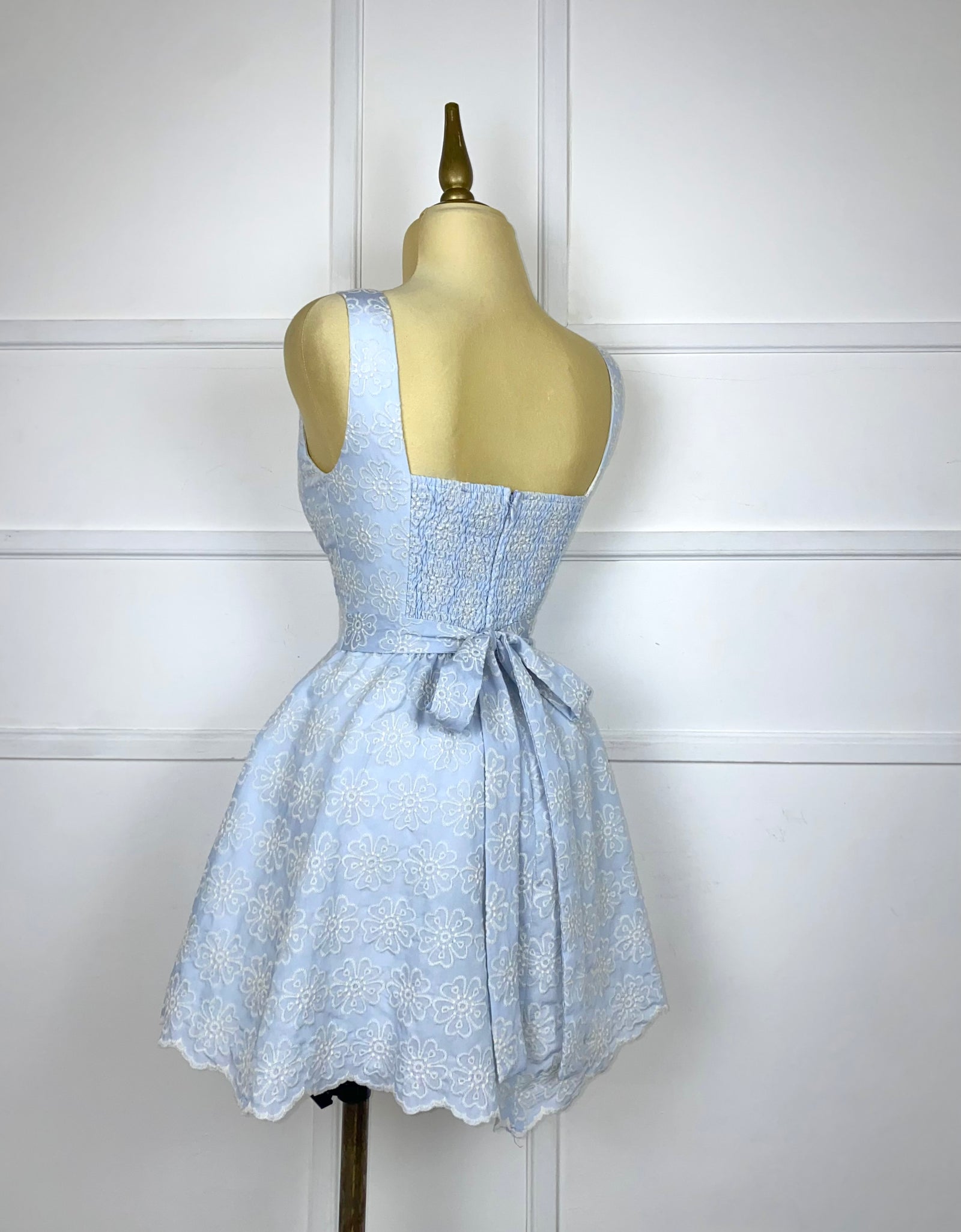Vestido azul cielo flores beige tejidas