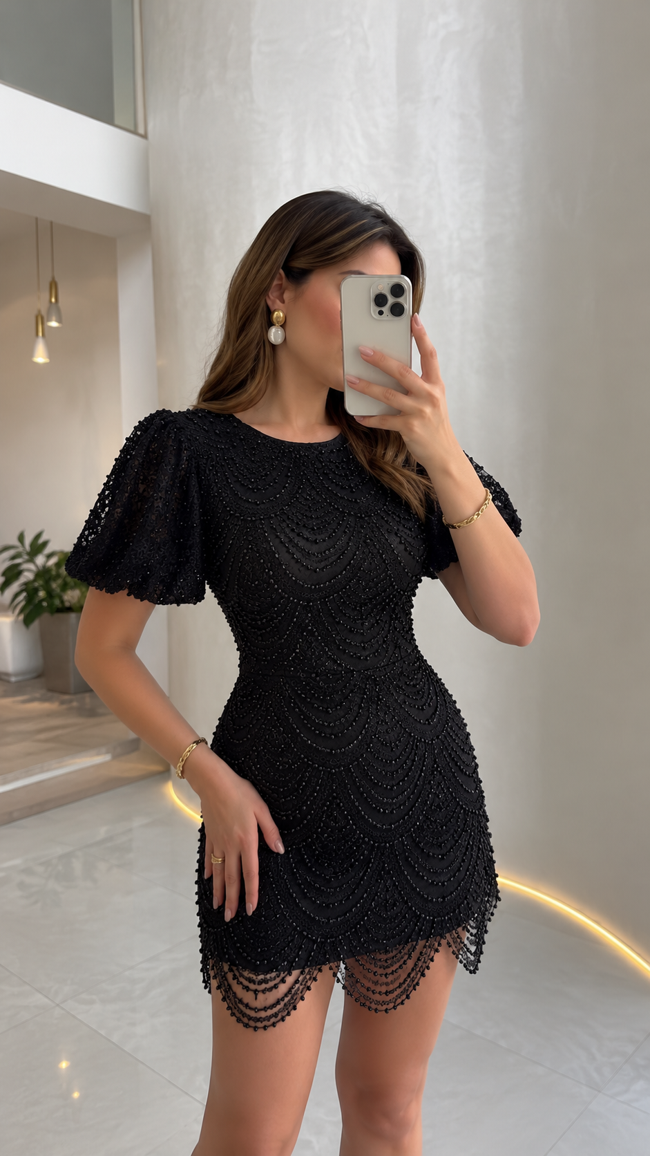 Vestido corto negro con perlas