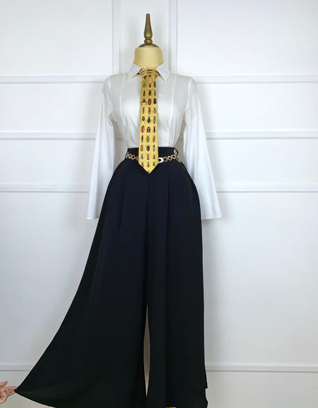 Pantalón negro liso con cinto de cadena