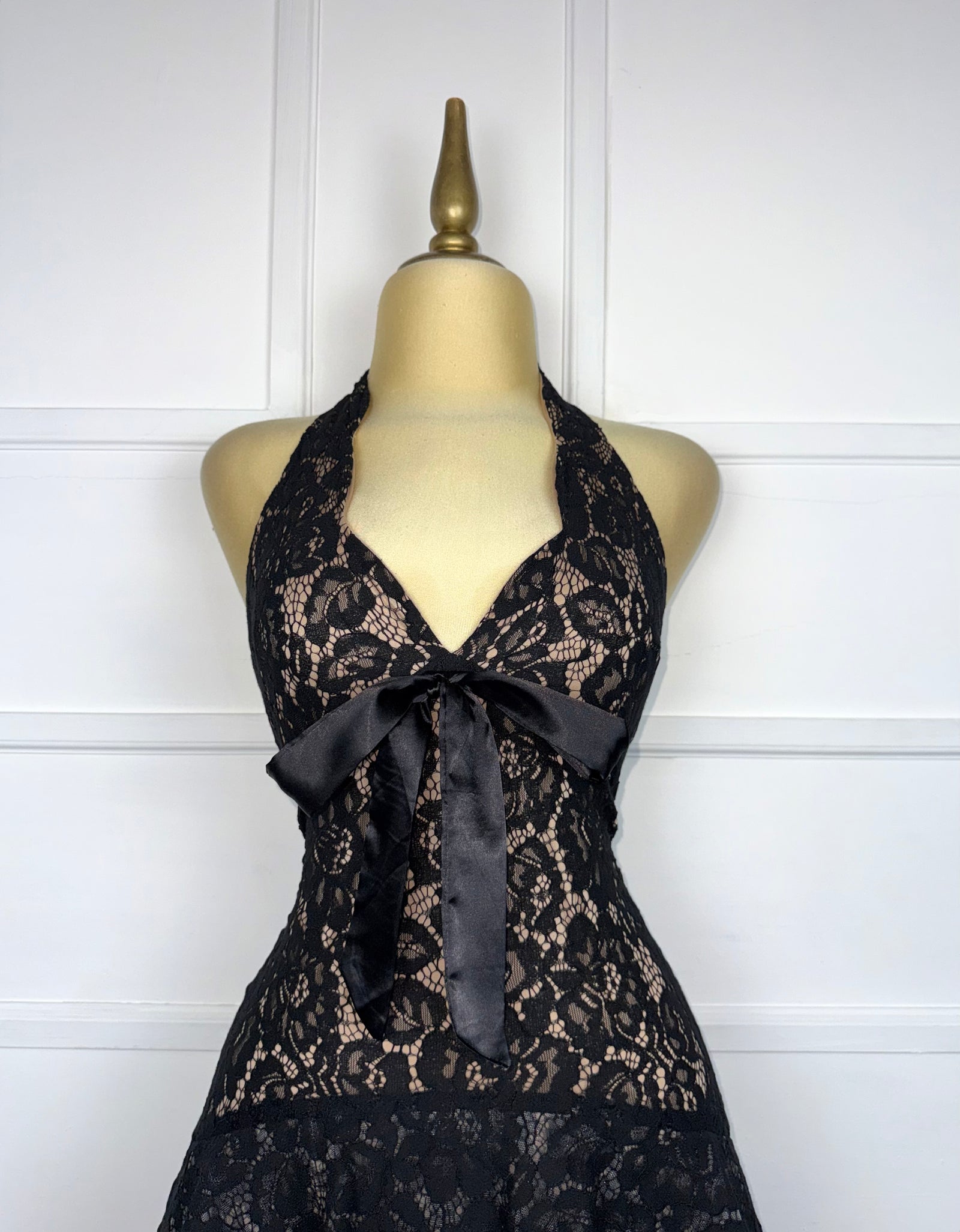 Vestido encaje halter con olanes