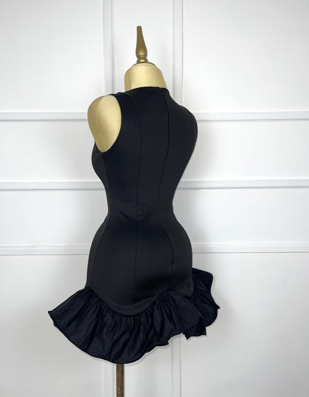 Vestido corto negro con olan