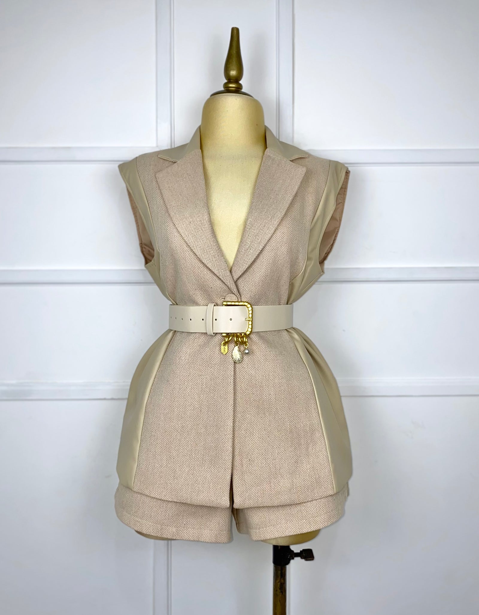 Set beige con vinipiel y cinto