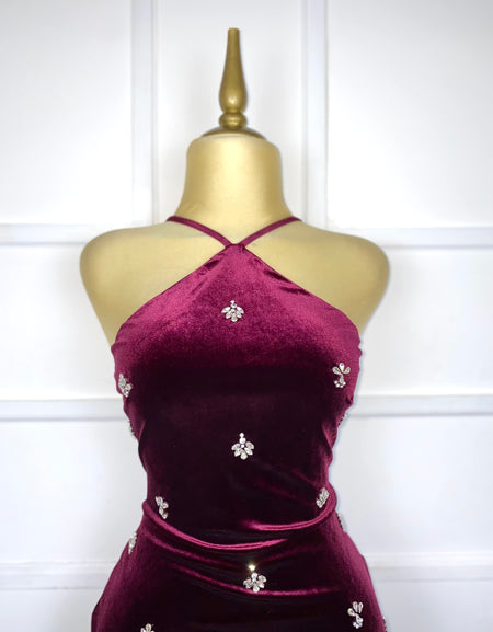 Vestido tinto terciopelo con pedrería