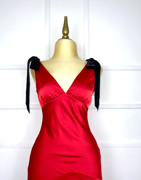 Vestido rojo satinado moños negros