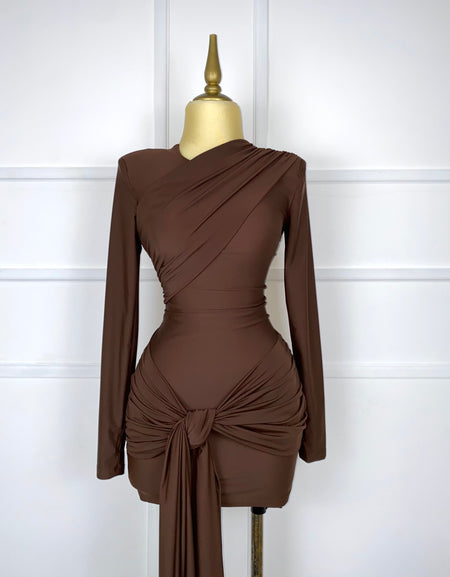 Vestido café corto drapeado manga larga