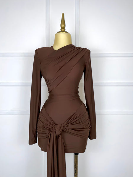 Vestido café corto drapeado manga larga