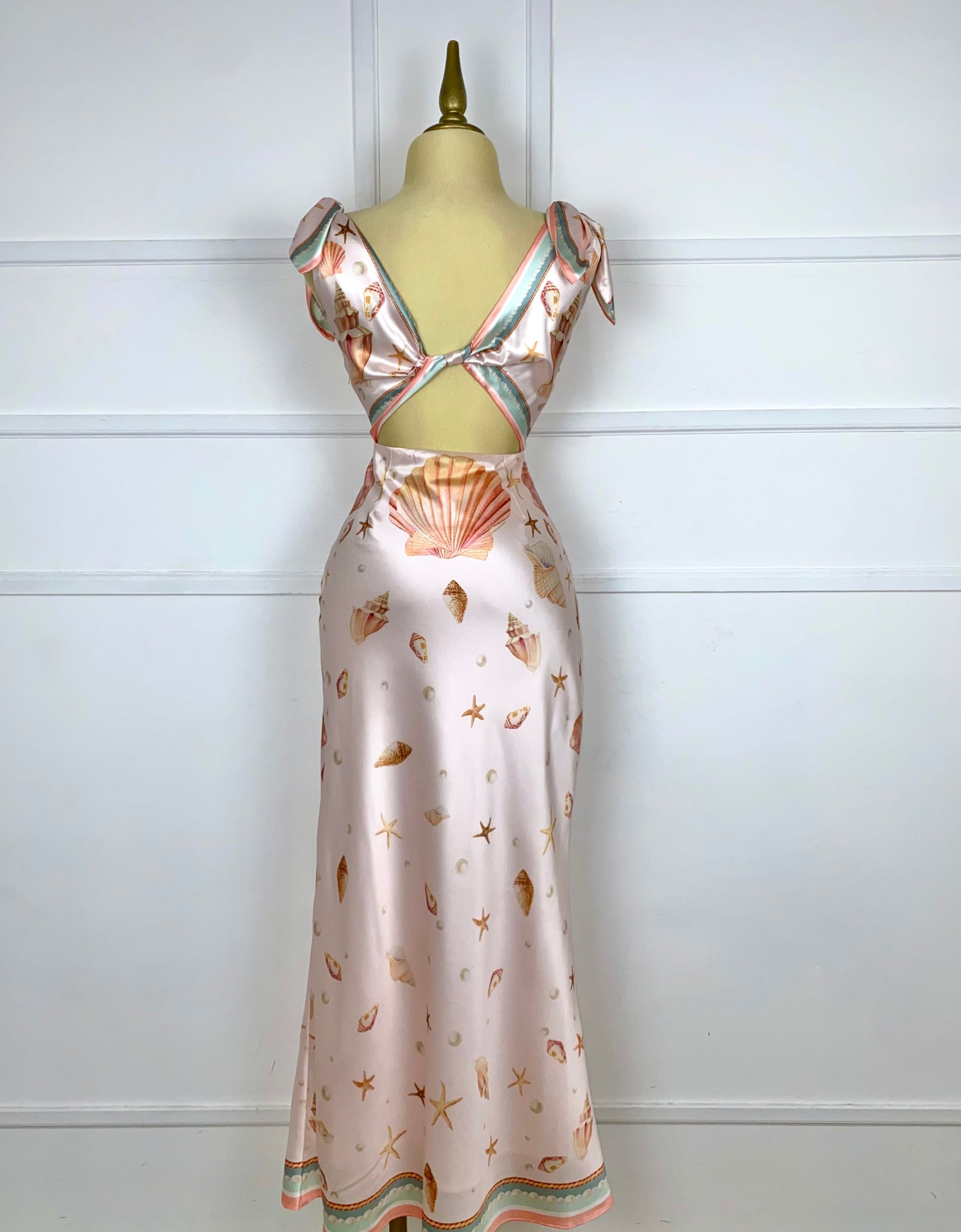 Vestido rosa con estampado de conchas