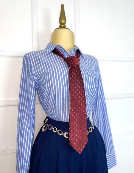 Camisa azul con líneas