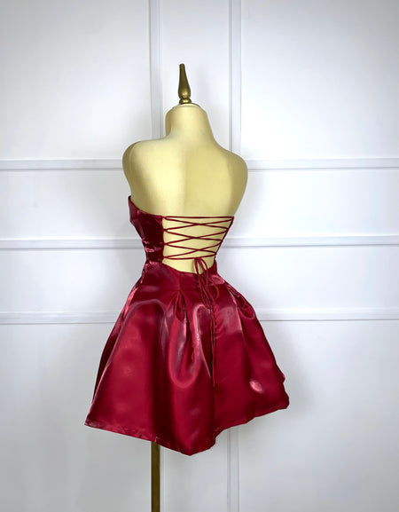 Vestido strapless tinto brilloso