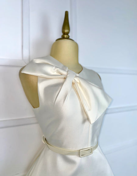 Vestido midi ivory con moño y cinto