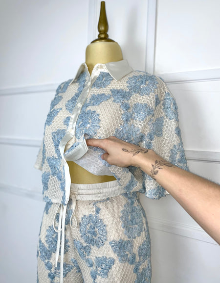 Set blanco tejido con flores azules lentejuelas