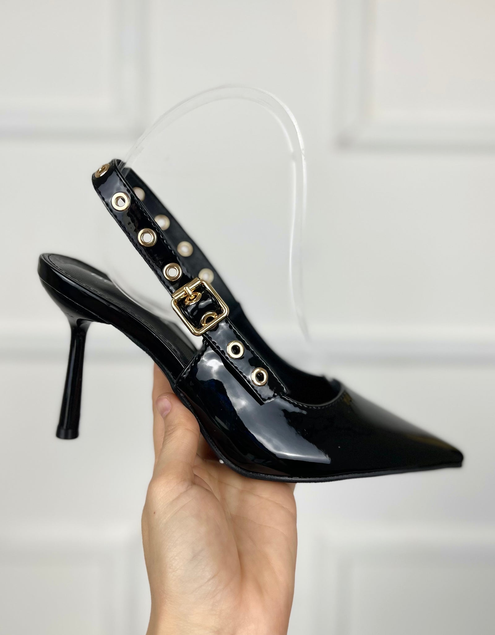 Zapatilla tipo stiletto con hebilla  Uc
