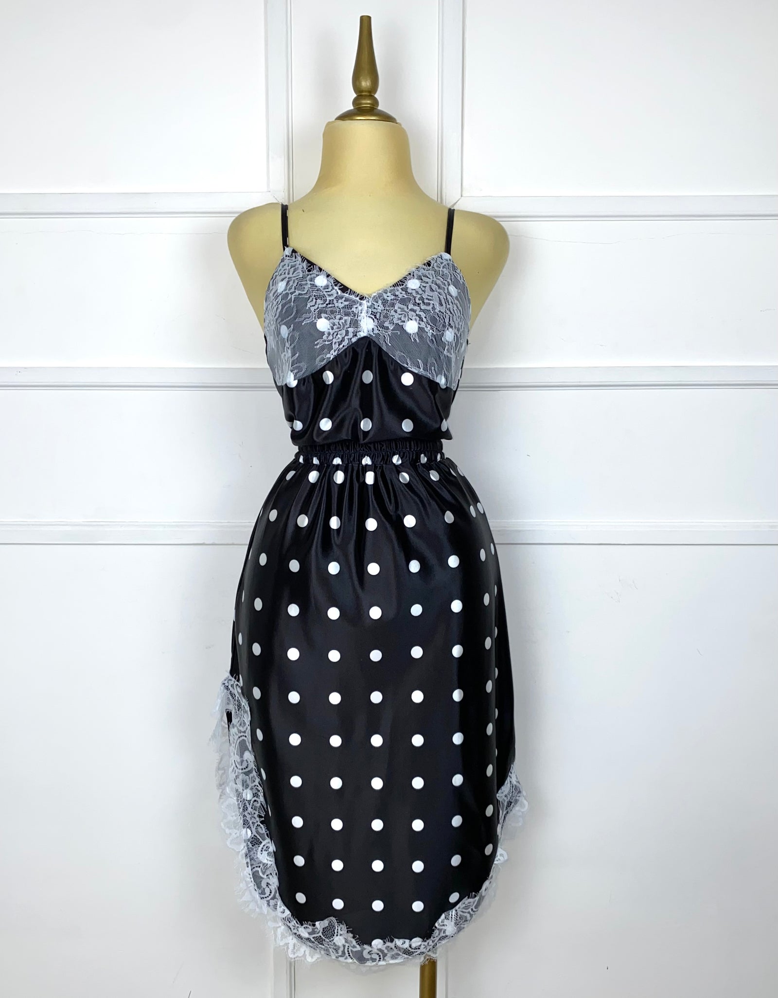 Set polka dots satín con encaje