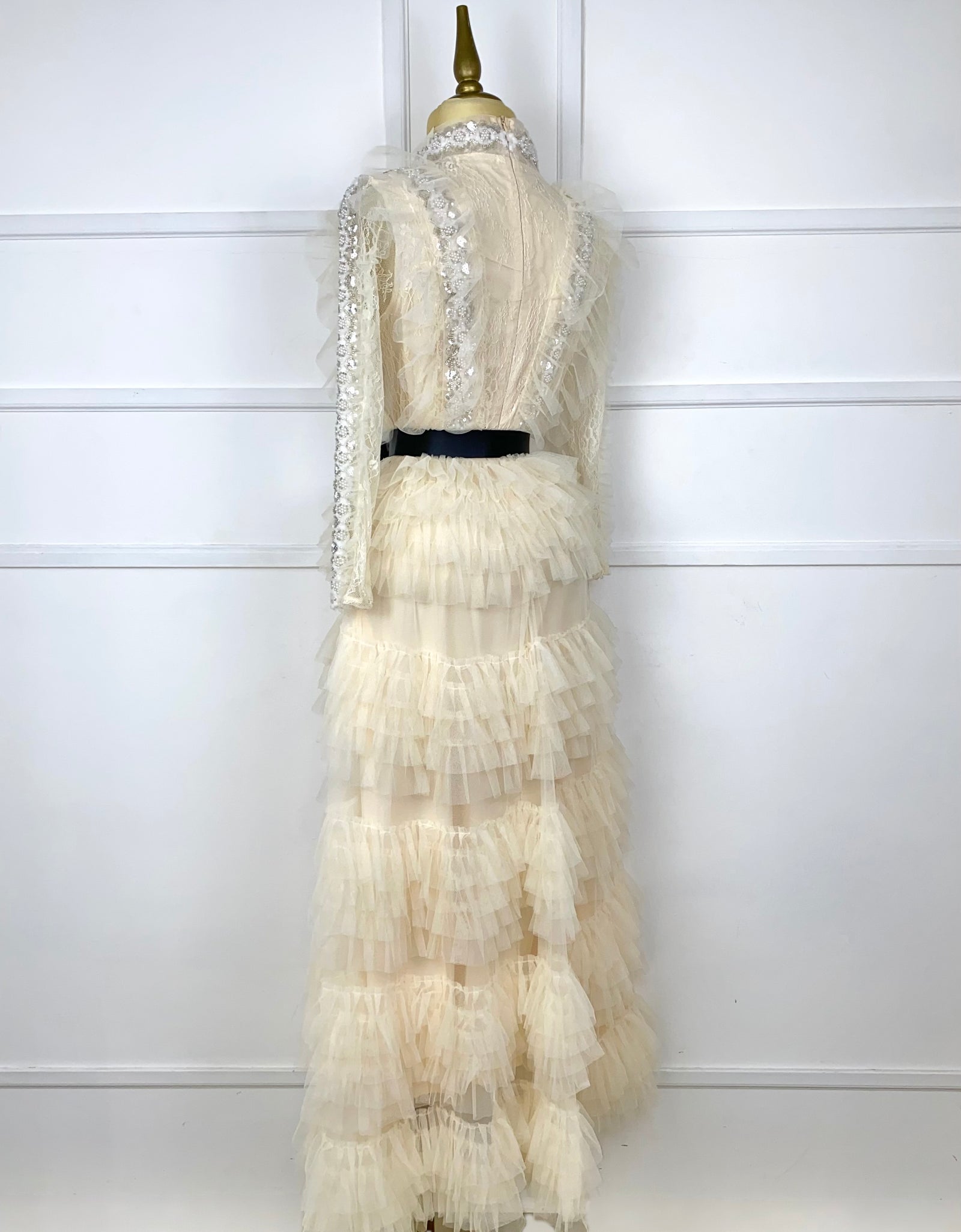 Vestido largo beige de tul con pedrería