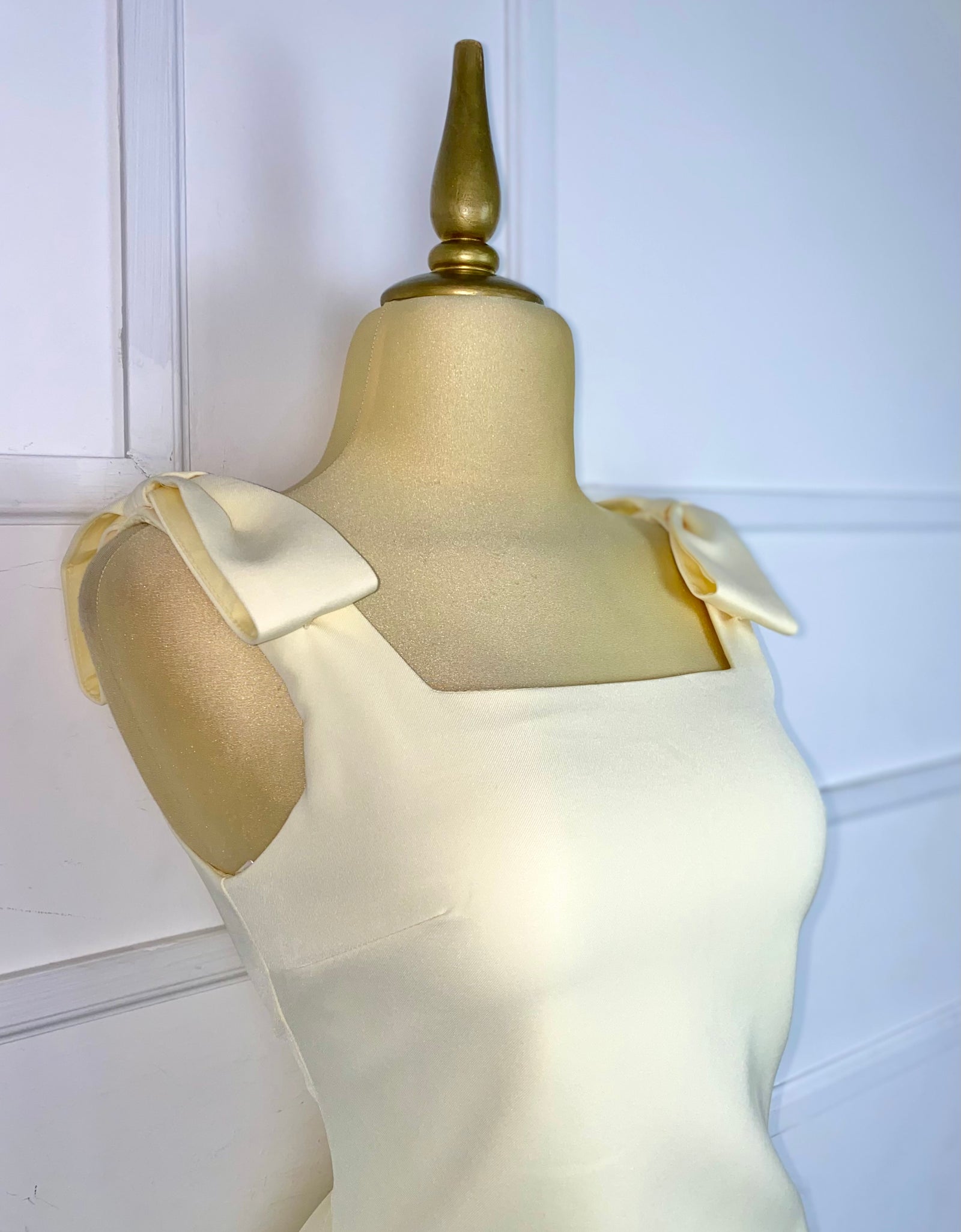 Vestido amarillo con flores 3D