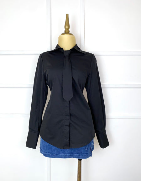Camisa negra con corbata