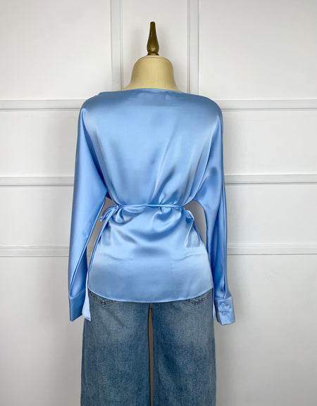 Blusa azul asimétrica satinada