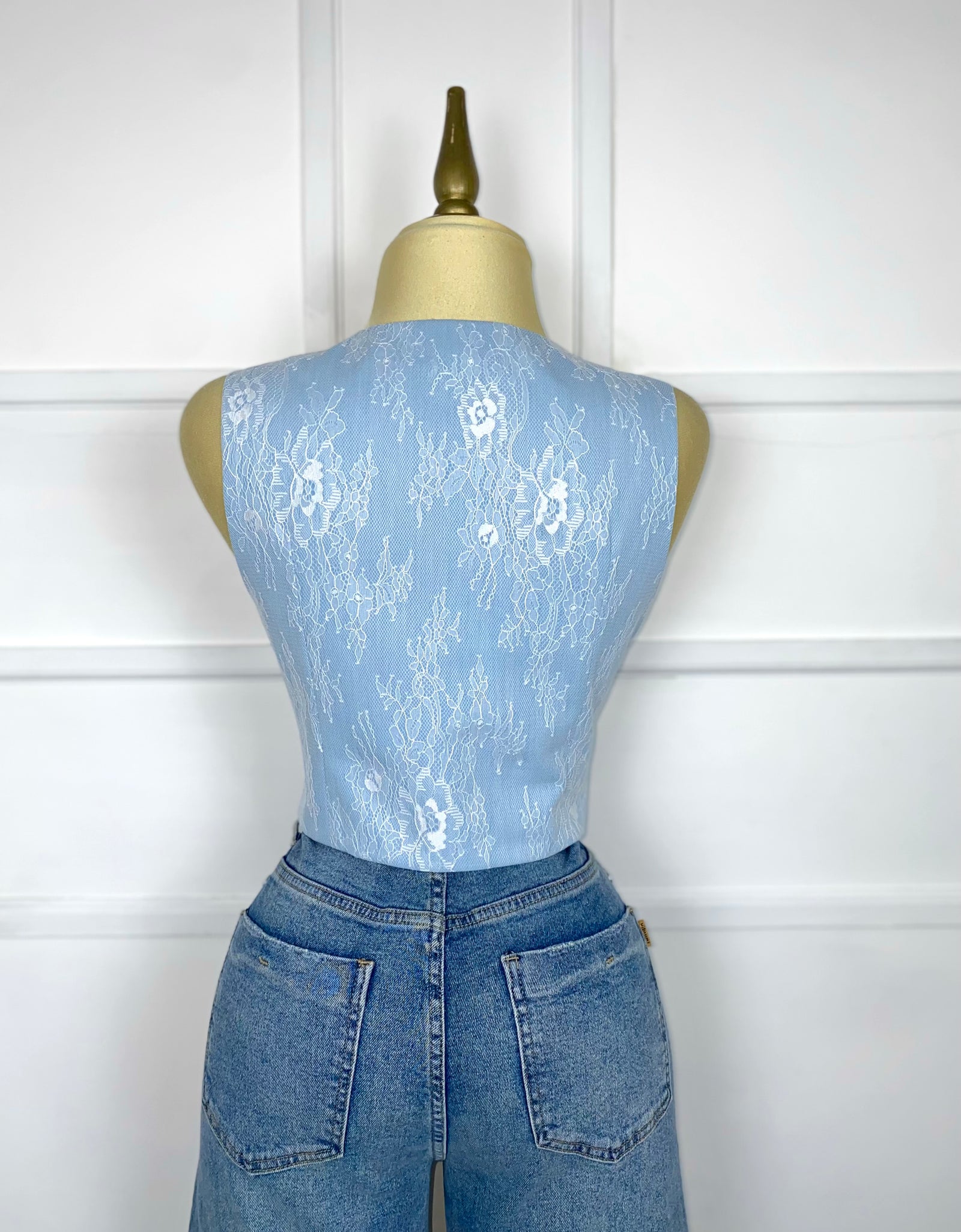 Blusa azul con encaje y botones