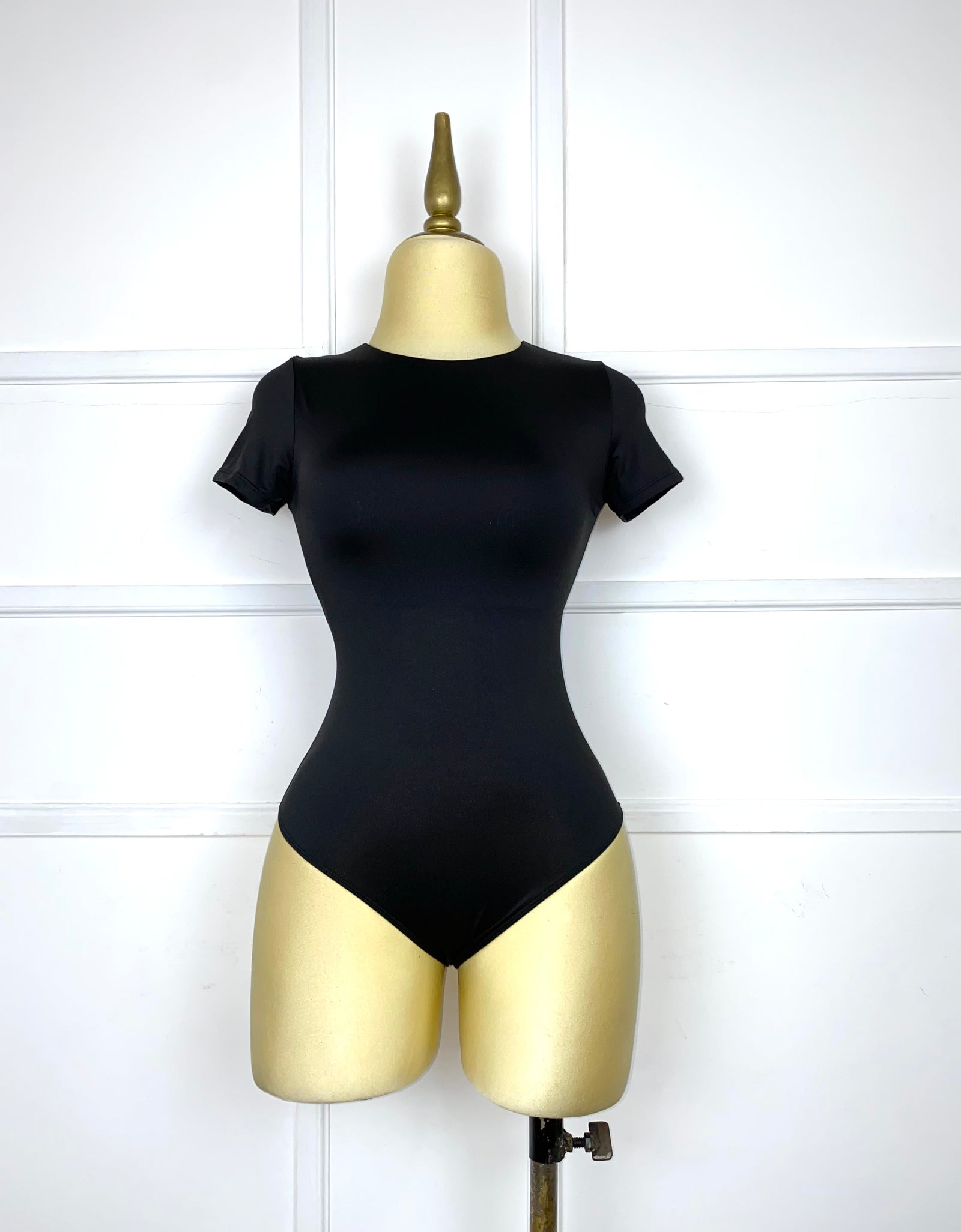 Bodysuit negro manga corta