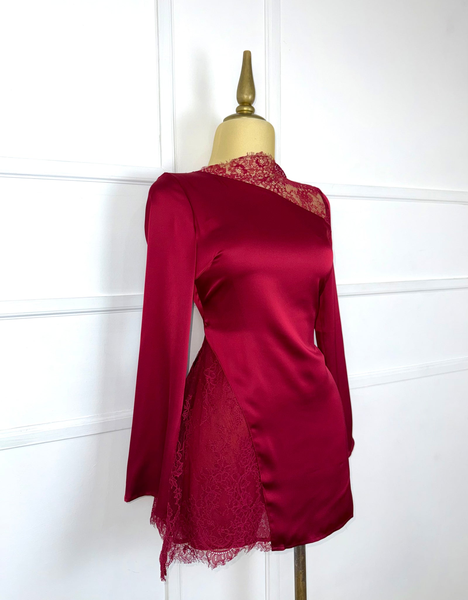 Vestido tinto satinado con encaje