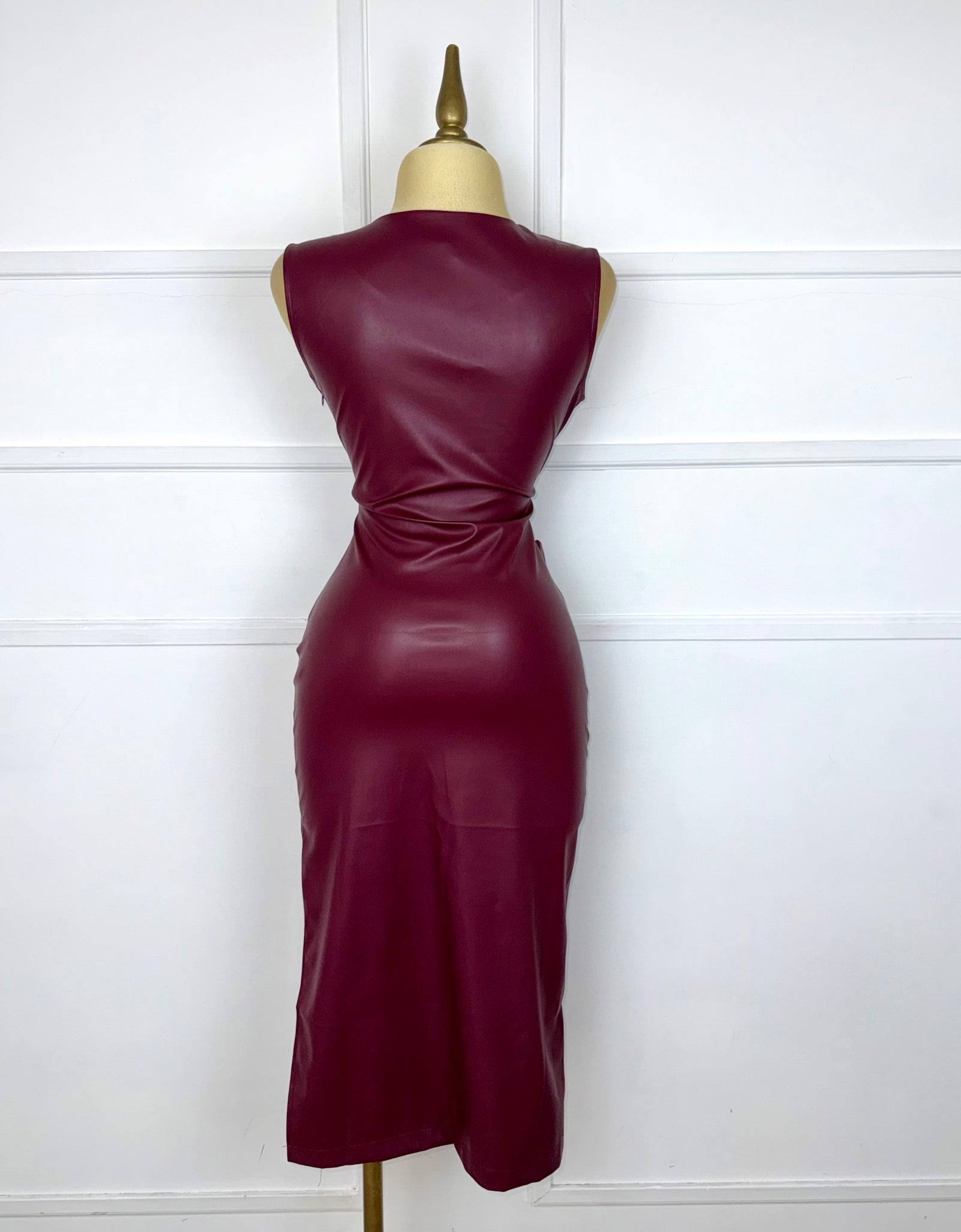 Vestido midi vinipiel con drapeado
