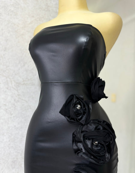 Vestido negro vinipiel con flores
