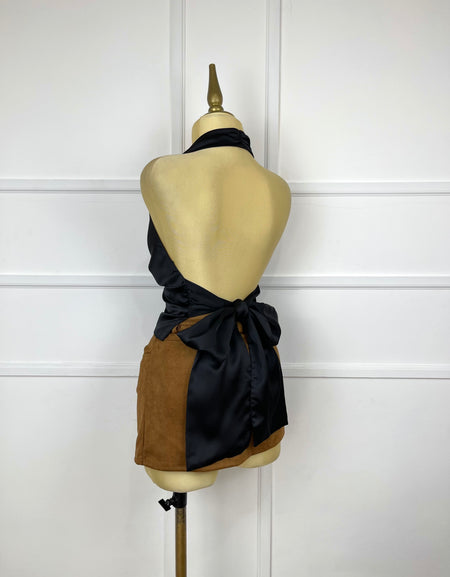 Blusa negra satinada espalda descubierta