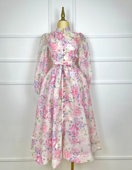 Vestido blanco largo con flores rosas y listón