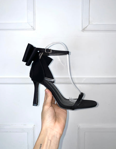 Zapatillas negras con moño