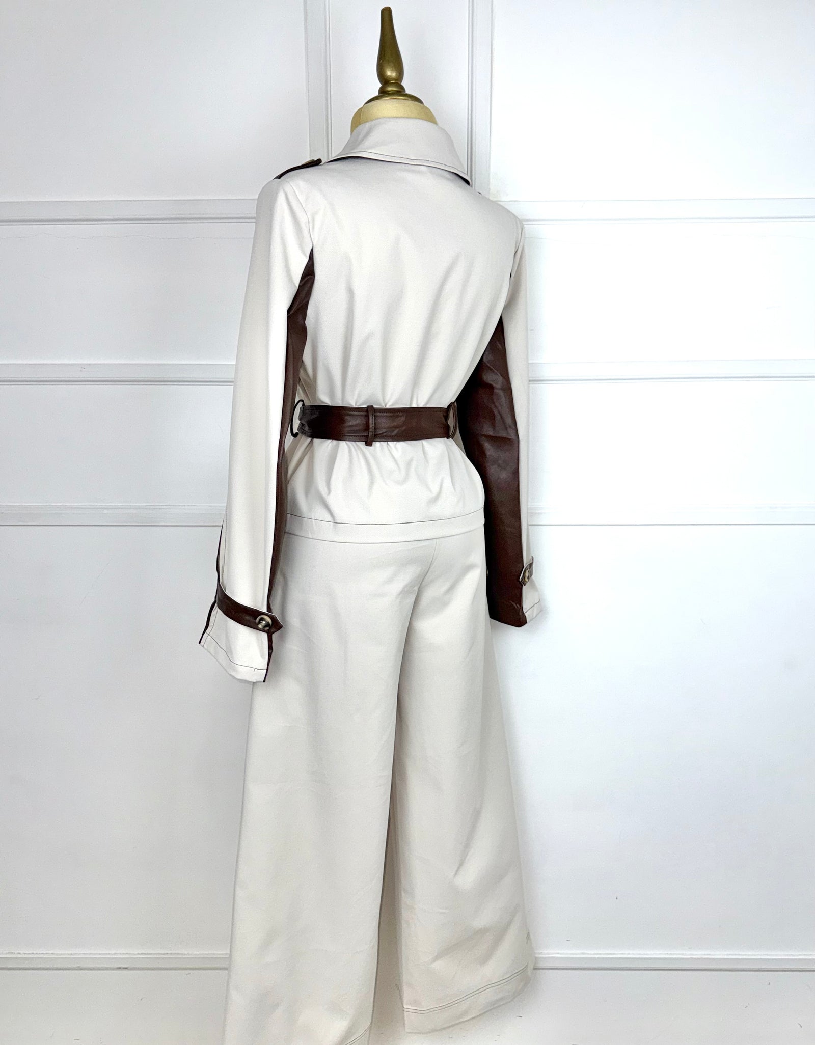 Traje beige con vinipiel café y listón