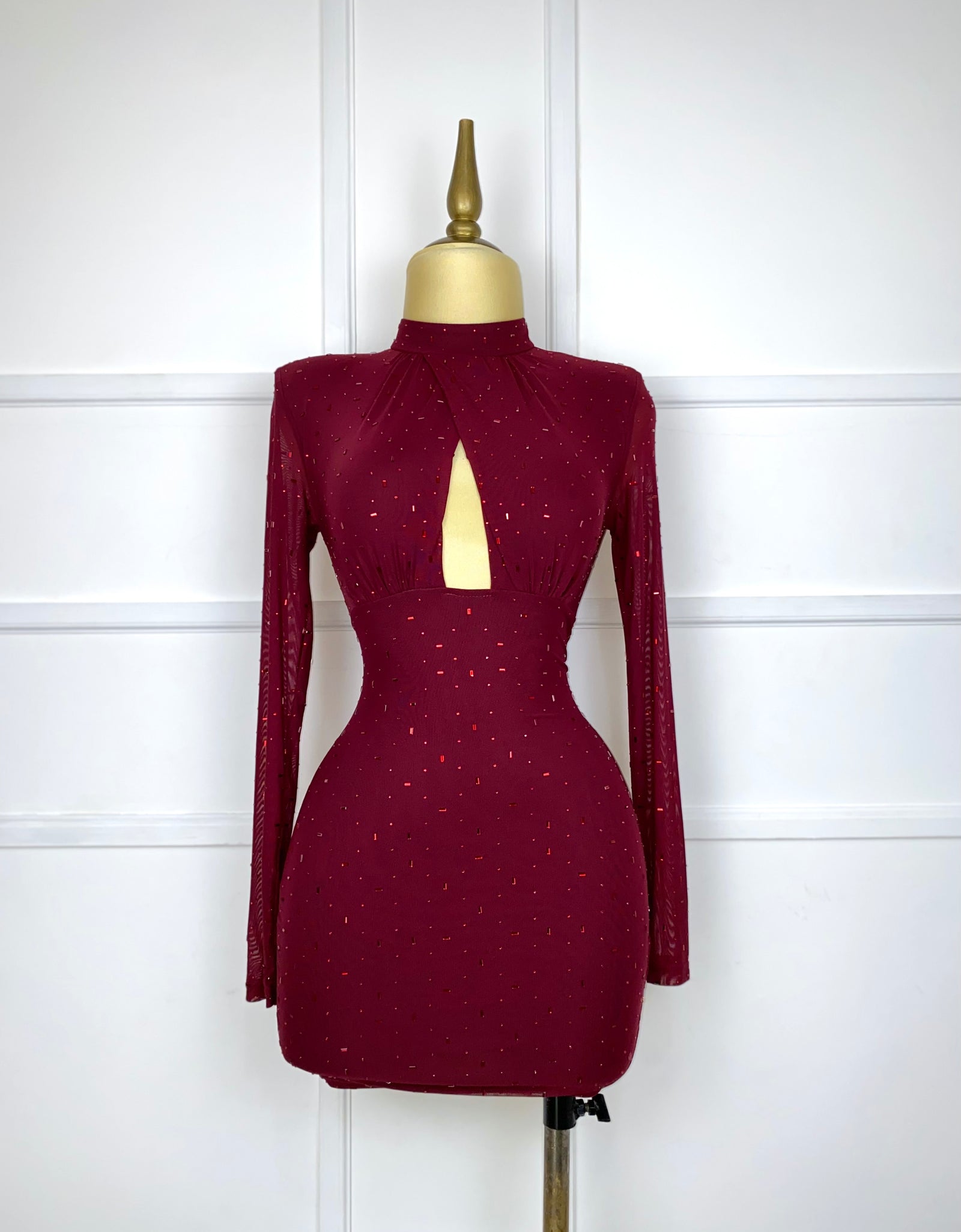 Vestido tinto con pedrería