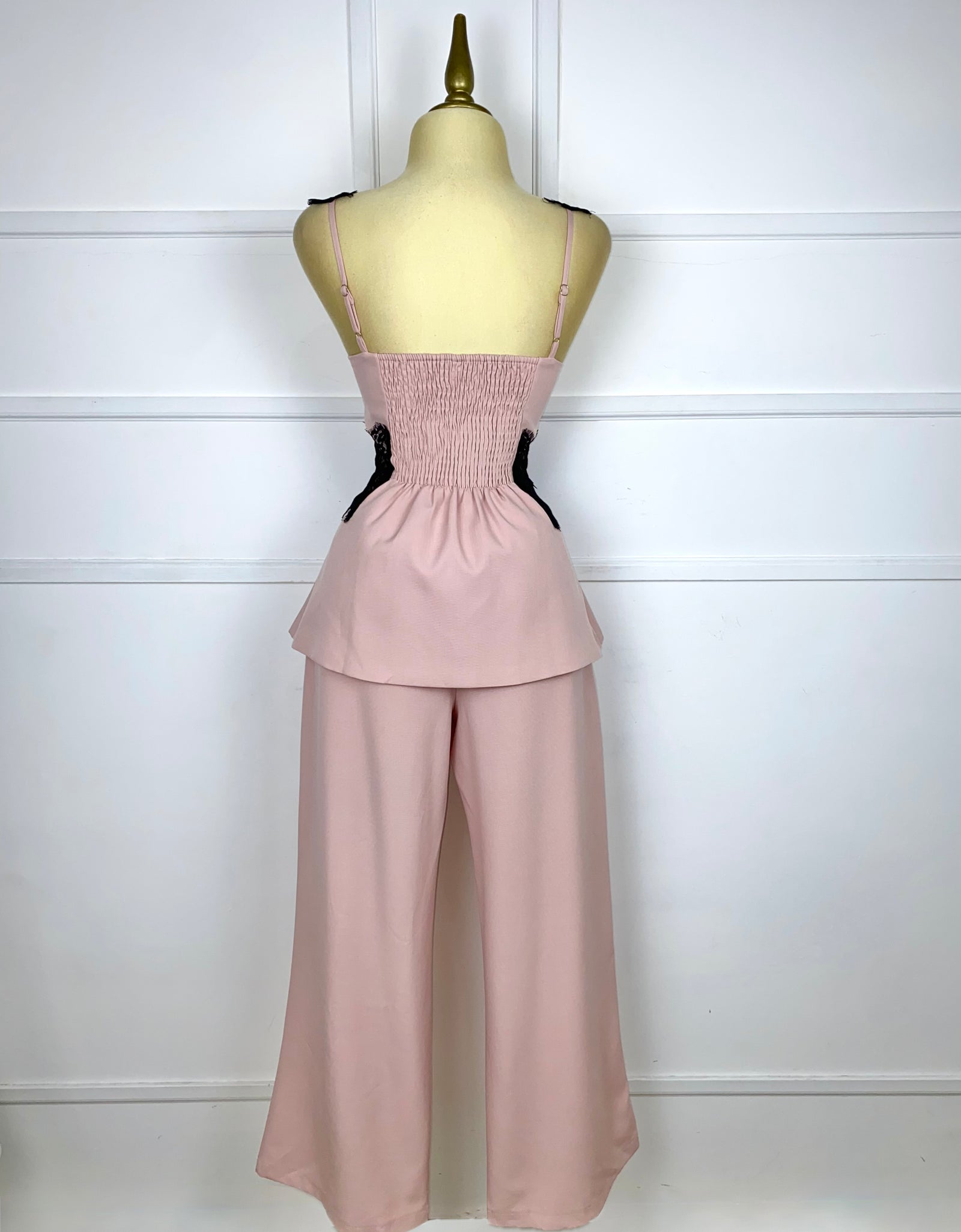 Set rosa con encaje negro