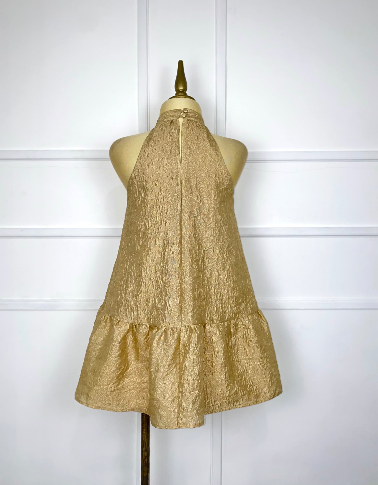 Vestido dorado con listón