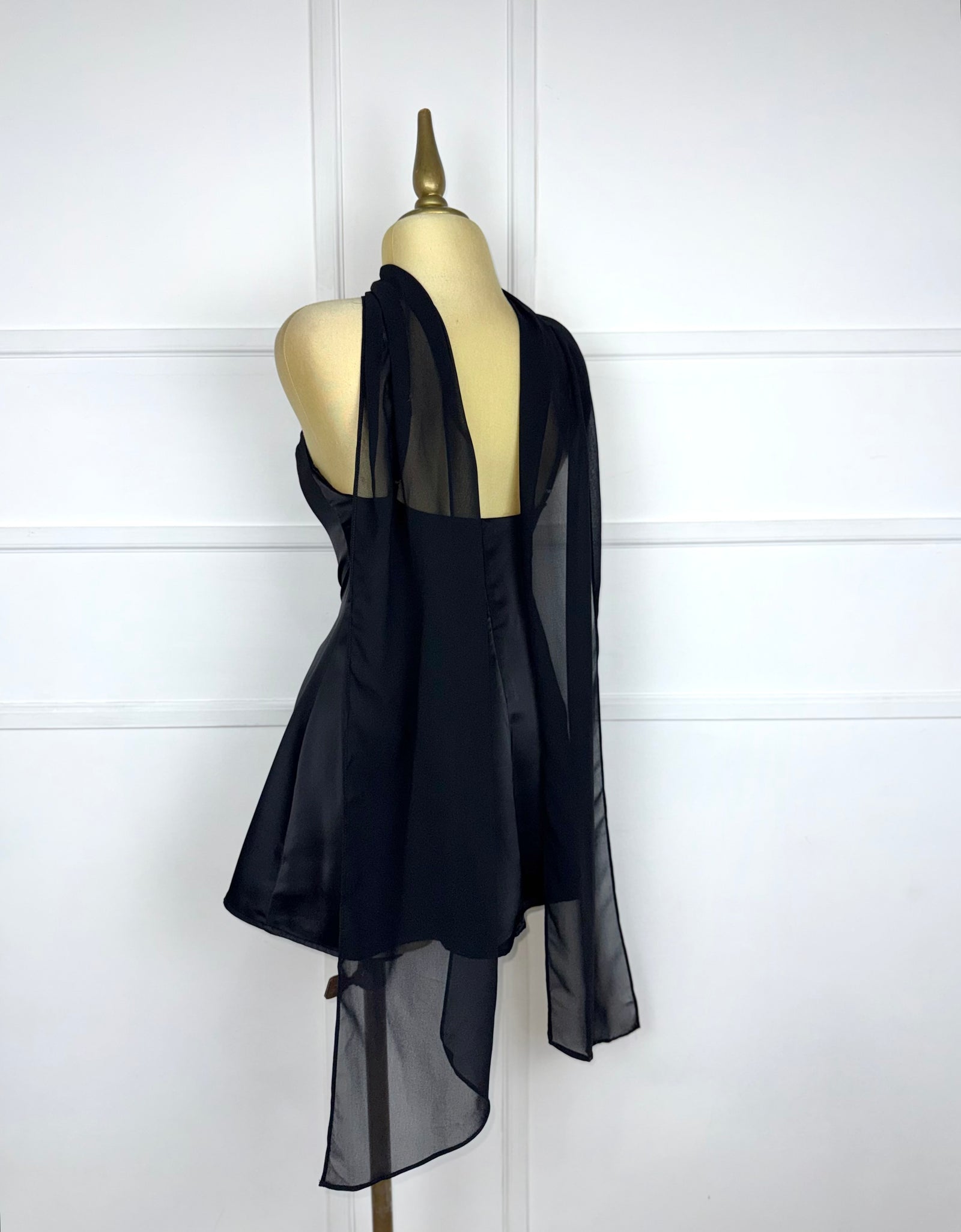 Vestido negro satín con listón