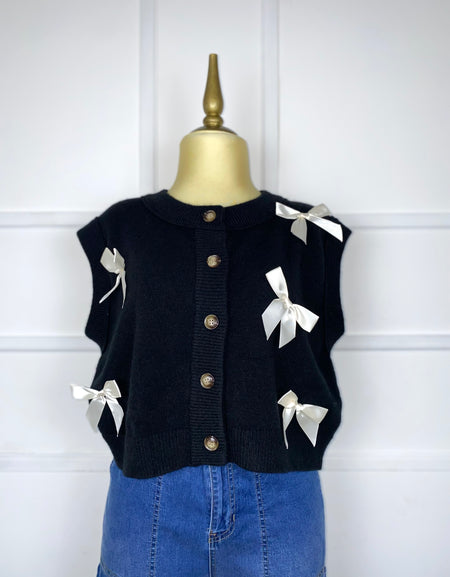 Suéter negro con moñitos