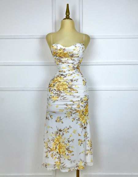 Vestido blanco drapeado con flores amarillas