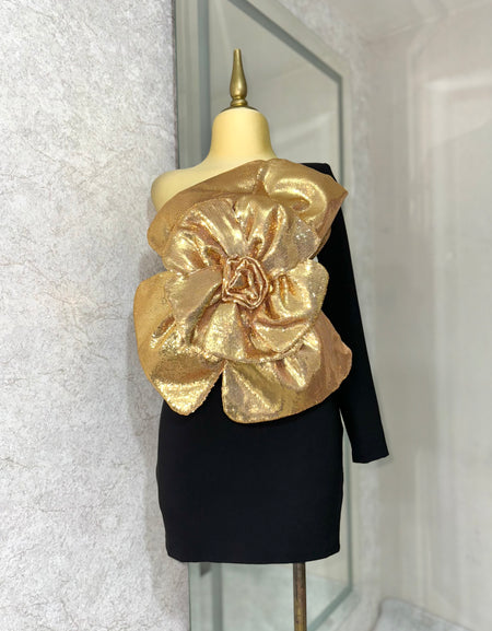 Vestido negro con flor gigante dorada de lentejuelas