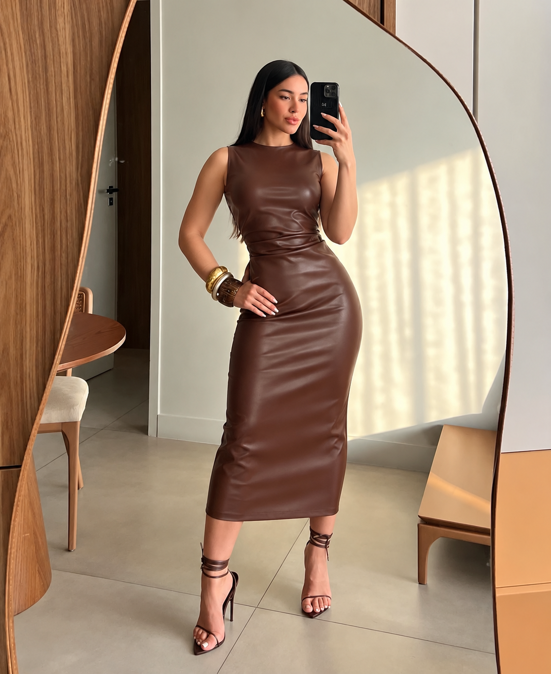 Vestido vinipiel café con drapeado