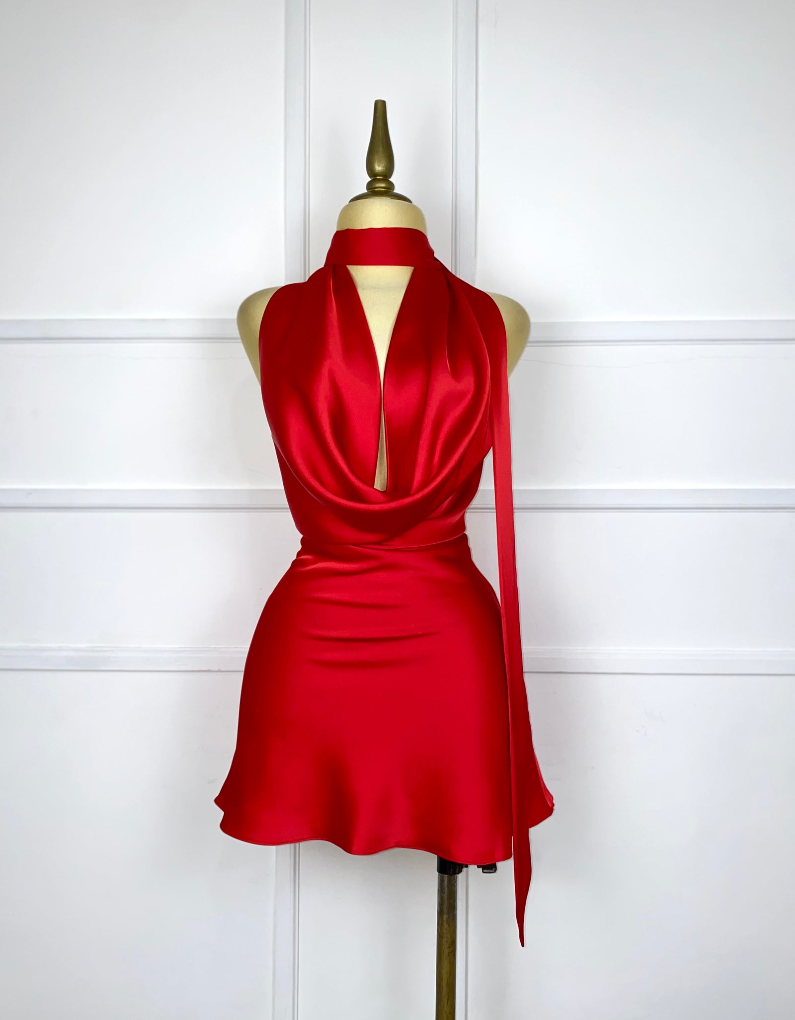 Vestido rojo corto satinado